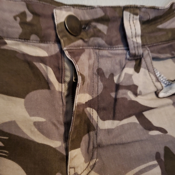 Seduction - Camo Shorts - Size S/M - Picture 4 of 9